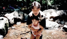 Cái chết nhiều ẩn tình của huyền thoại âm nhạc Hàn Quốc và con gái bị nghi do vợ sắp đặt