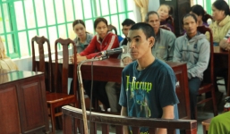 Cha dượng cưỡng hiếp con riêng của vợ giữa đêm