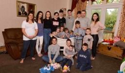 Gia đình lớn nhất nước Anh với 20 người con