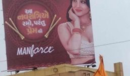 Quảng cáo bao cao su của Ấn Độ gây phẫn nộ vì gắn với lễ hội của người Hindu