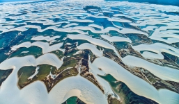 Sửng sốt cảnh sa mạc biến thành hàng nghìn hồ nước xanh biếc