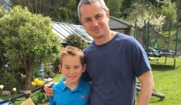 Hai cha con bị mắc chứng bệnh kỳ quái, không thể đi giày, chưa từng có giấc ngủ ngon