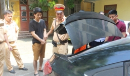 Bắt giữ người đàn ông liều lĩnh dùng xe gắn biển xanh giả vận chuyển ma túy đá