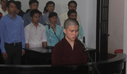 Sát hại bạn, hung thủ 'nhí' tự tử trong buồng giam