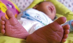 Em bé vừa chào đời, bác sĩ đặt vào túi nhựa trả về cho gia đình chôn cất thì điều ngạc nhiên xảy ra