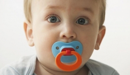 9 món đồ quen thuộc cha mẹ mua cho bé yêu nhưng lại tiềm tàng những nguy hiểm khiến bé tử vong