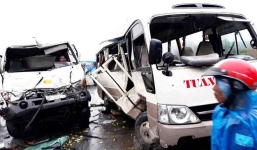 Xe khách lao qua dải phân cách đâm xe bồn, 5 người nguy kịch