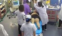 Cắt quần bệnh nhân khi cấp cứu, bác sỹ bị người nhà đòi bồi thường