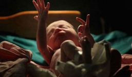 Bố mẹ sững sờ khi phát hiện bé sơ sinh sống lại chỉ vài phút trước khi hỏa táng