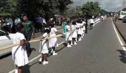 Thuê 250 trẻ em nâng váy cưới, cô dâu đối mặt với án tù 10 năm