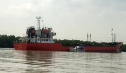 Tàu chở gần 4.000m3 xăng phát nổ, ba thuyền viên nhập viện