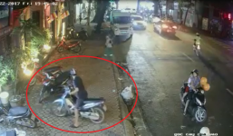 Đôi nam nữ chở theo bé trai đi trộm xe trên phố