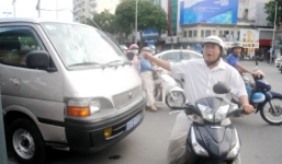 Xe chở ông Đoàn Ngọc Hải đậu trên đường gây ùn tắc bị tài xế phản ứng
