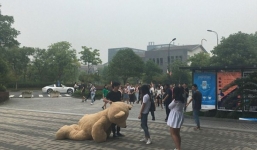 Lái xe hơi hạng sang đi tỏ tình, chàng trai bị từ chối phũ phàng