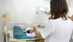 Bé gái sinh non bị bỏ rơi ở Bệnh viện Hà Đông: Người mẹ chỉ quay lại nhìn con 15 phút rồi bỏ đi