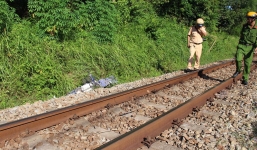 Bị tàu SE kéo lê 50m, một phụ nữ tử vong 