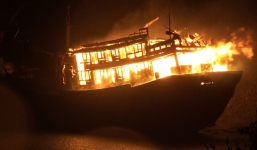 Quảng Ngãi: 100 cảnh sát thức trắng đêm chữa cháy hai tàu cá