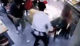 Khoảnh khắc kinh hoàng nhân viên phục vụ hắt nồi nước lẩu đang sôi vào người bé trai