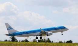 Hy hữu một phần cánh máy bay rơi trúng ô tô chạy bên dưới từ độ cao 2.400 m