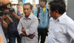 Quận phó Hải truy vấn chủ cơ sở nước đá về việc chung chi tiền cho cán bộ