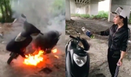 Khoe giàu có, cô gái mang xe máy ra đốt