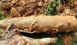 Đào móng nhà, hốt hoảng phát hiện ra bom nặng 300kg