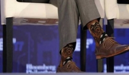 Thủ tướng Canada gây sốt với đôi tất cực độc