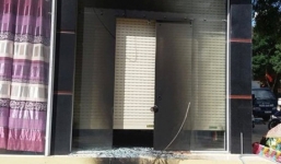 Cả gia đình suýt bị thiêu sống vì bị ném 'bom xăng' trước cửa nhà