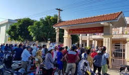 Hàng trăm phụ huynh cho con nghỉ học để phản đối lạm thu