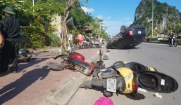 Tông liên hoàn 8 xe máy, ô tô 7 chỗ phơi bụng trên phố