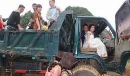 Đám cưới rước dâu bằng xe tải gây sốt cư dân mạng