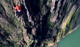 Cô gái tay không leo vách núi dựng đứng gây xôn xao MXH