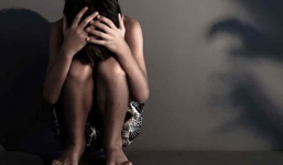 Bé gái 14 tuổi cắt tay tự vẫn vì bị cha ruột cưỡng bức