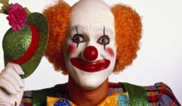 Hé lộ bí ẩn về cái chết của người phụ nữ bị tên hề sát hại ngay trước cửa nhà