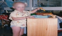 Bé trai sống sót duy nhất trong cuộc thử nghiệm thuốc ung thư 33 năm trước giờ ra sao?