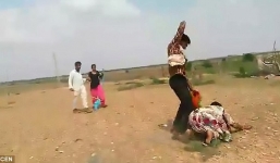 Bố nhẫn tâm 'bán đứt' con gái mặc vợ quỳ lạy, van xin