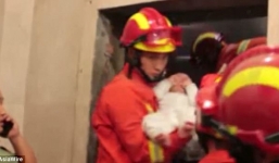 Mẹ ôm con không rời, cắn răng chịu đựng đau đớn vì kẹt chân vào thang máy