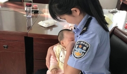 Nữ cảnh sát cho con của nghi phạm bú sữa tại tòa