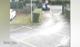 Phụ huynh tông thầy giáo 61 tuổi lên nắp capo khi đến trường đón con