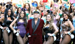 Đi qua cuộc đời hơn 1.000 phụ nữ, ông trùm Playboy vẫn kém xa 'Cậu bé thiên nhiên'