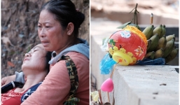 Người mẹ khóc nấc đặt chiếc lồng đèn mới mua lên miệng cống nơi con trai 11 tuổi bị nước cuốn mất tích