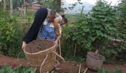 Bà làm đôi mắt cho ông, ông làm đôi chân cho bà - chuyện tình 'cái giỏ' khiến mọi người không khỏi xúc động