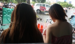 Chủ quán cafe không biết vì sao công an kiểm tra 2 cô gái rồi đưa vào trung tâm xã hội