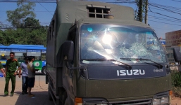 Khởi tố nhóm bị can 11 người ném đá xe đặc chủng CSGT