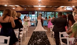 Cô gái tự kết hôn với chính mình vì không tìm được người yêu ưng ý gây sốc