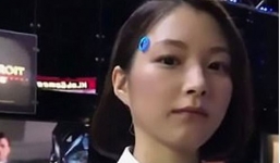 Nữ người mẫu robot quá giống thực khiến du khách bất ngờ