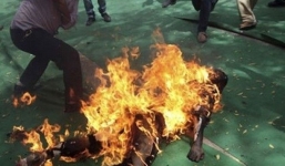 Nghi trộm cắp, nhóm đối tượng dùng xăng 'thiêu sống' nạn nhân ép nhận tội