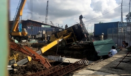 Sập cần cẩu trăm tấn, đè nát máy xúc tại vòng xoay 'tử thần' Sài Gòn