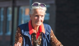 Hy hữu cụ bà chuyên đi dự đám tang để được ăn uống miễn phí