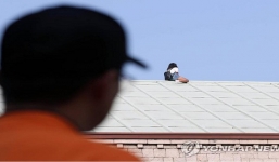 Sang Hàn Quốc gặp người yêu cũ bất thành, cô gái trèo lên nóc nhà ăn vạ